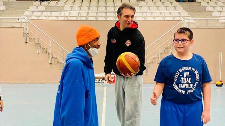 Eski NBA yıldızı Keith Closs Türkiyede çocuklara ders veriyor