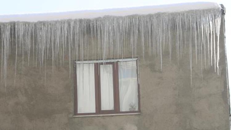 Yüksekovada dereler dondu, çatılarda buz sarkıtları oluştu