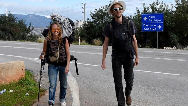Kaş’ta tanışan turistler, otostopla Türkiye’yi geziyor