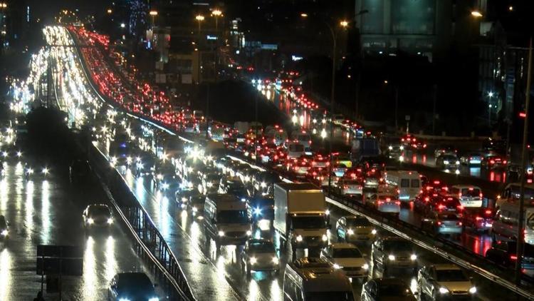 İstanbulda trafik felç oldu Trafik yoğunluğu yüzde 85e ulaştı