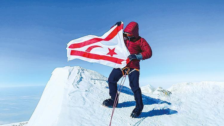 Birkan, KKTC bayrağını Antarktika’ya dikti