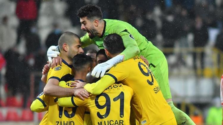 Sahada güçlü tribünde sakin