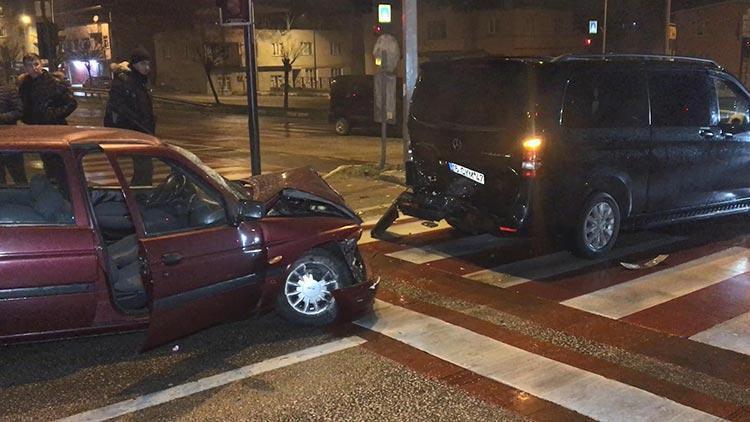 Otomobil, kırmızı ışıkta bekleyen minibüse çarptı: 2 yaralı
