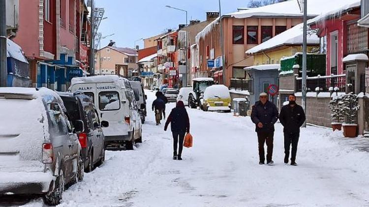 Ardahanın Posof ilçesinde kar kalınlığı 20 santime ulaştı, okullar tatil edildi, yollar kapandı