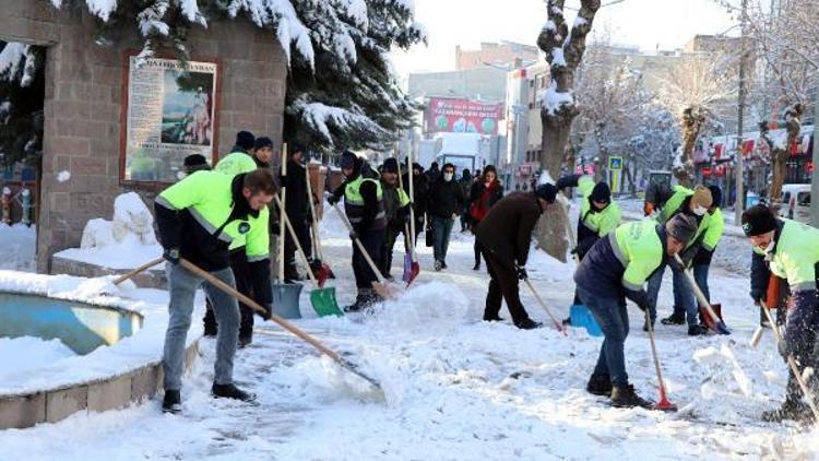 Vanda 224 yol kardan kapandı, 5 ilçede okullar tatil edildi