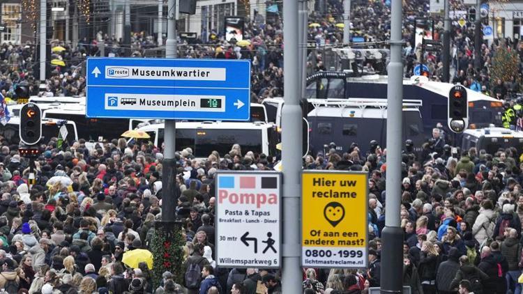 Hollanda karıştı Kovid protestolarında 30 kişi gözaltına alındı, 4 polis yaralandı
