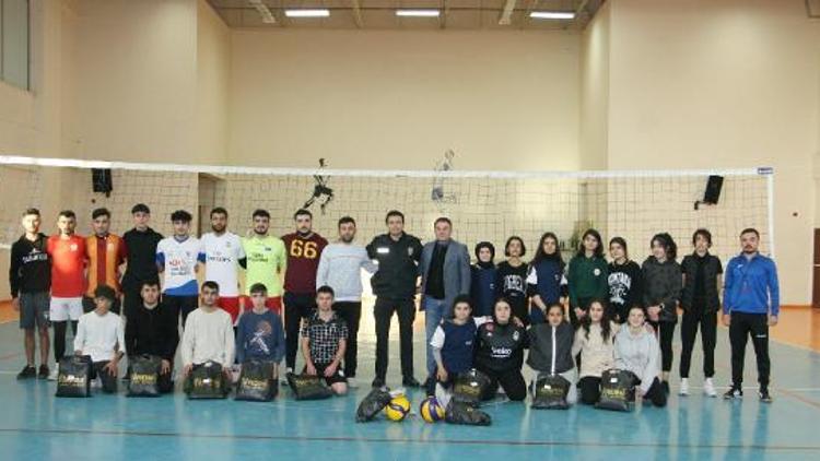 Polisten, voleybolculara eşofman takımı