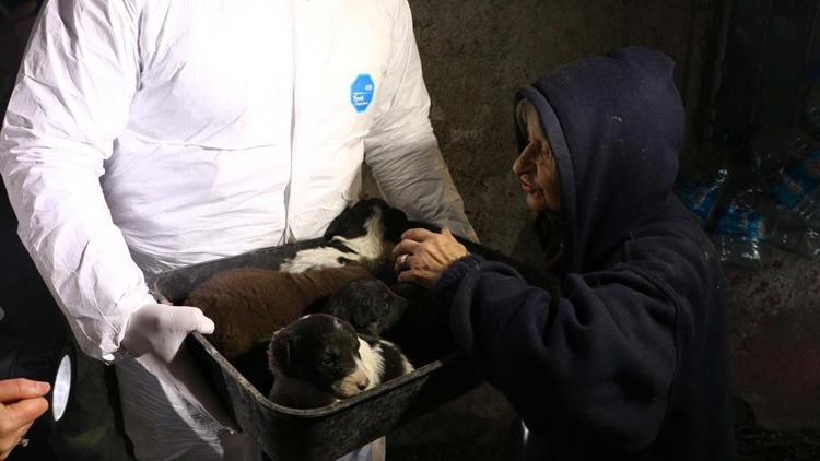 Çöp evde bakımsız kaldılar