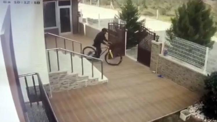 Villadan bisiklet hırsızlığı kamerada
