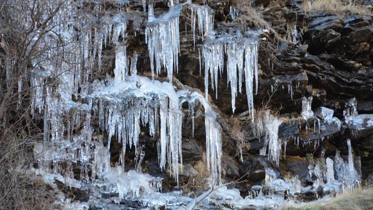 Şırnak’ta aşırı soğuklar 50 metrelik şelaleyi dondurdu