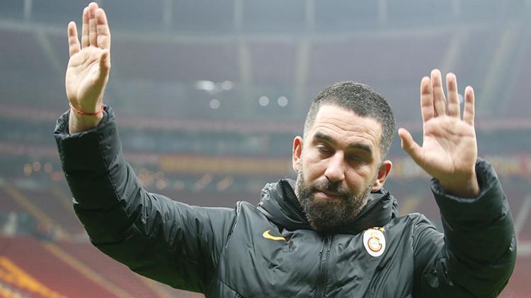 Galatasaray - Giresunspor maçı sonrası Arda Turan tribünlere giderek özür diledi