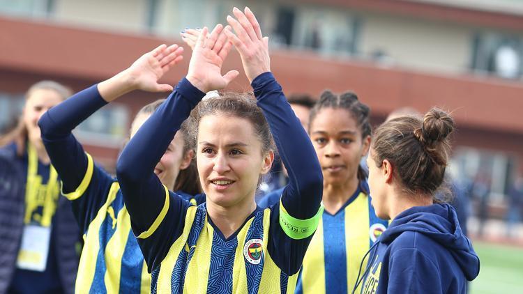 Fenerbahçede Kaptan Fatma kırık burunla maçı tamamladı