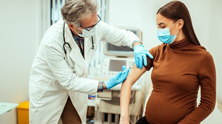 İngilterede hamile kadınlara Aşılarınızı geciktirmeyin çağrısı