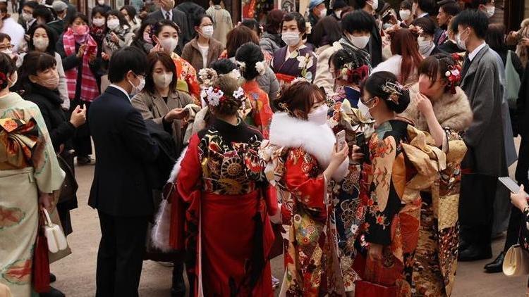 Japonyada gençler Yetişkinler Günü‘nü kimono giyerek kutladı