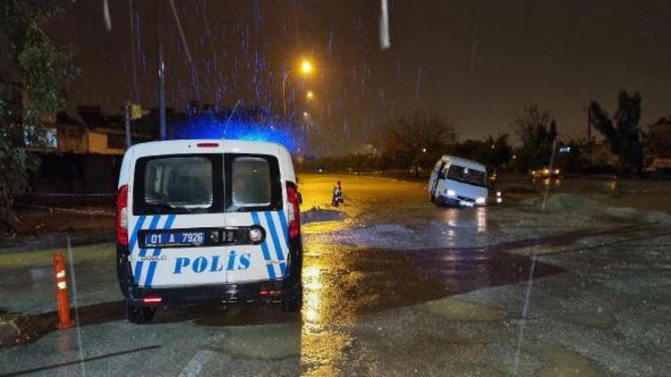 Adanada kuvvetli sağanak: Minibüs su dolu çukura düştü