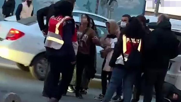 Hırsızlık yaptılar, yakalanınca soyunup cam parçası ile polise saldırdılar