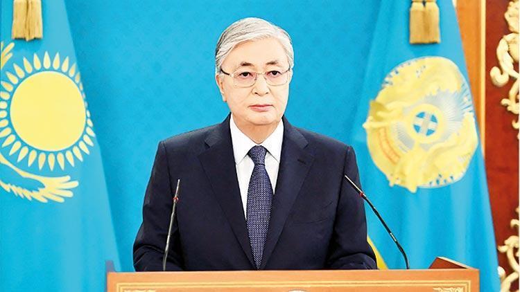 Tokayev, Nazarbayev’e yüklendi