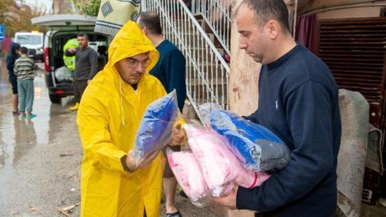 Seyhan Belediyesi yağıştan zarar gören vatandaşların yardımına koştu