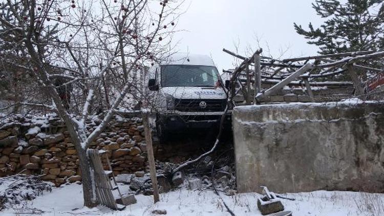 Yozgatta öğrenci servisi, çarptığı bahçe duvarında kaldı