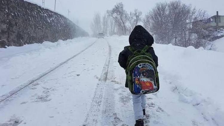 Karsta kar yağışı nedeniyle okullar yarın tatildi