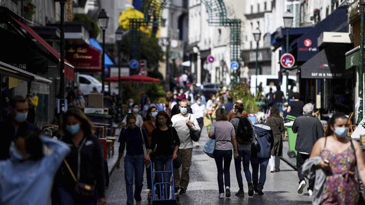 Paris’te maske zorunluluğu kaldırıldı