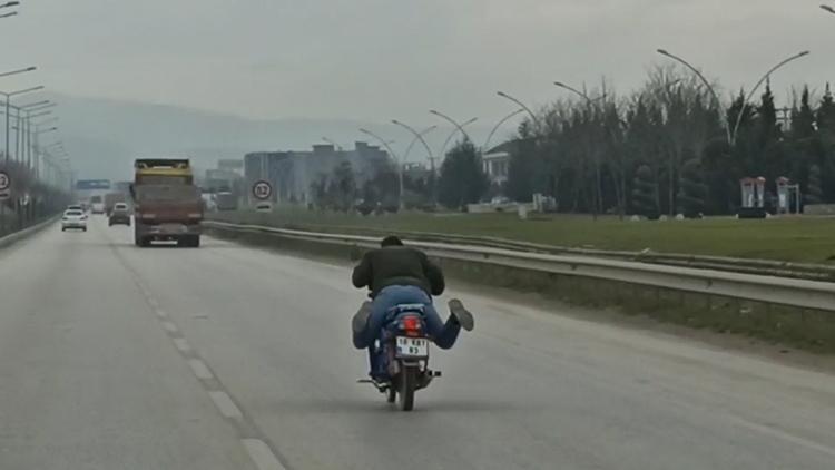 Bursada yüzüstü yatarak motosiklet kullanan sürücüye ceza