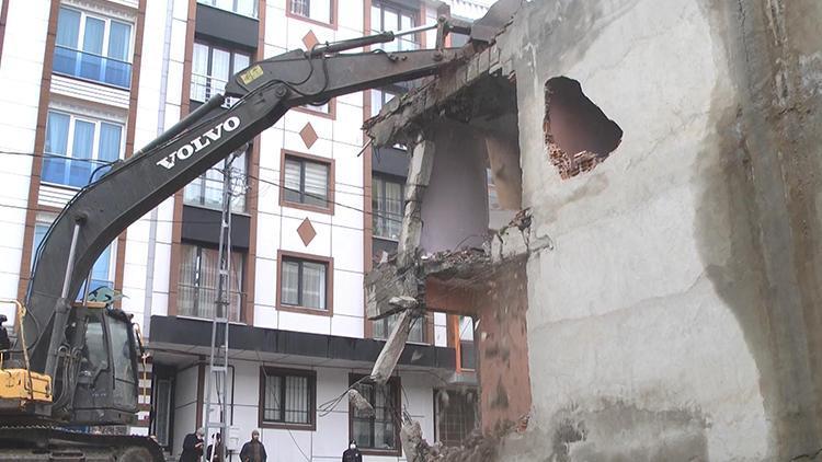 Esenyurtta mahallelinin korkusu haline gelen metruk bina yıkıldı