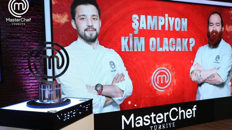 MASTERCHEF FİNAL: Şampiyon kupasını rakibiyle paylaştı... Eren mi, Hasan mı İşte sezonun kazananı...