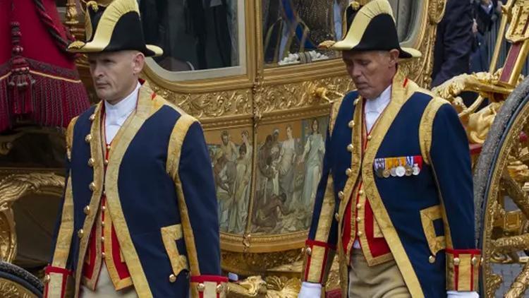 Hollanda Kralı Willem-Alexander kölelik çağrışımı nedeniyle altın arabayı kullanmayacak
