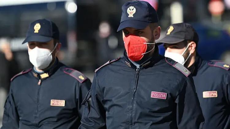 İtalyada polisler isyan çıkardı: Pembe maske takmayız