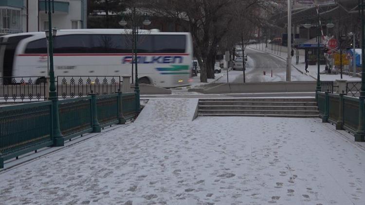 Çankırıya yılın ilk karı düştü, kent merkezi beyaza büründü