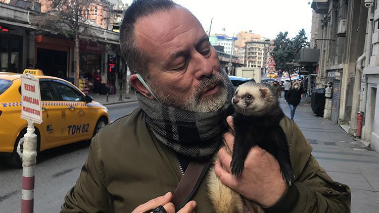 Taksimde şaşkına çeviren anlar Tasma taktığı gelincikle gezdi