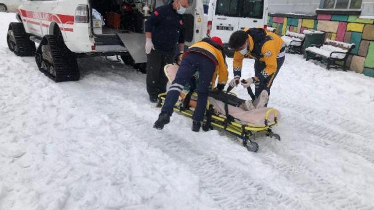 Rahatsızlanan öğrenci paletli ambulansla hastaneye kaldırıldı