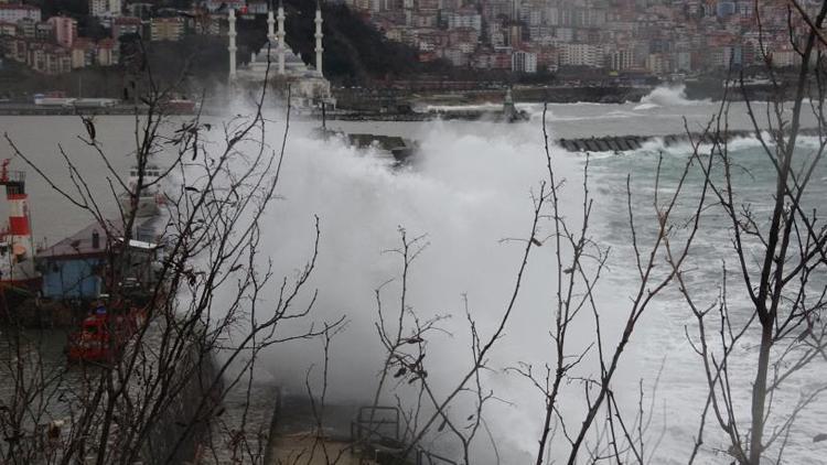 Batı Karadeniz’de kuvvetli fırtına Dalgalar liman duvarını aştı
