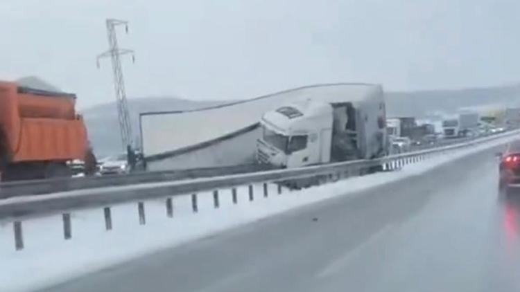 Eskişehirde kar yağışı trafik kazalarını beraberinde getirdi