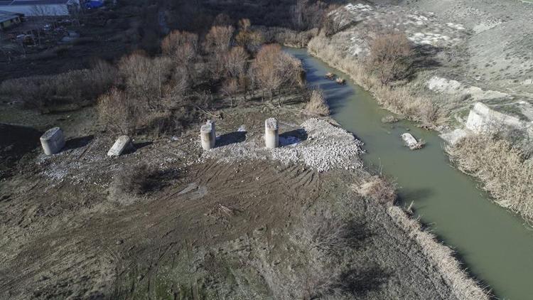 Gömleksiz Köprüsü’nü iş makineleriyle yıkarak çaldı