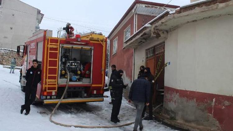 Müstakil evdeki yangında dumandan etkilenen yaşlı kadın öldü