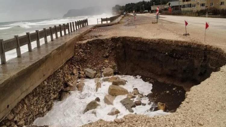 Dev dalgalar, Karadeniz Sahil Yolu’nu bu hale getirdi