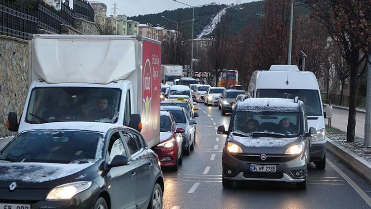 Kartal’da otobüs yolda kaldı, trafik felç oldu