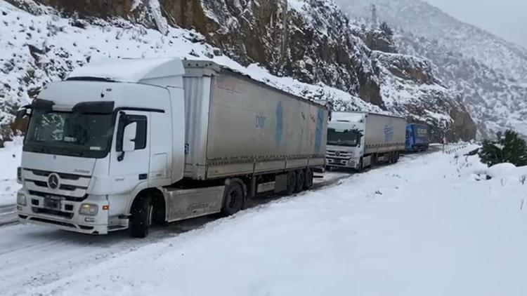 Ağır tonajlı araçlar yolda kaldı, Artvin-Ardahan yolu ulaşıma kapandı