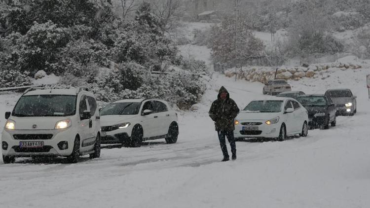 Mersinin Erdemli ilçesinde kar yağışı etkili oluyor Bazı okullar 2 gün tatil edildi