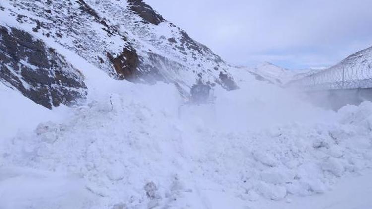 Hakkaride çığdan kapanan yol 5 saatte ulaşıma açıldı