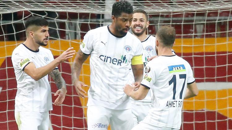 Kasımpaşada Ryan Donk ve Umut Bozok, Galatasaraya attıkları gol sonrası sevinmedi