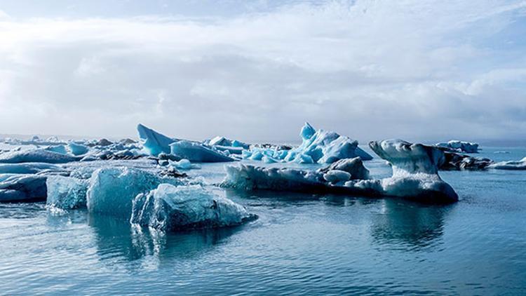 Eriyen devasa buzdağından milyarlarca ton su okyanuslara karıştı