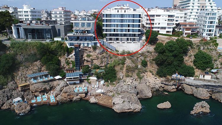 Antalyada falezlerde denize sıfır yapılan bina için yıkım kararı
