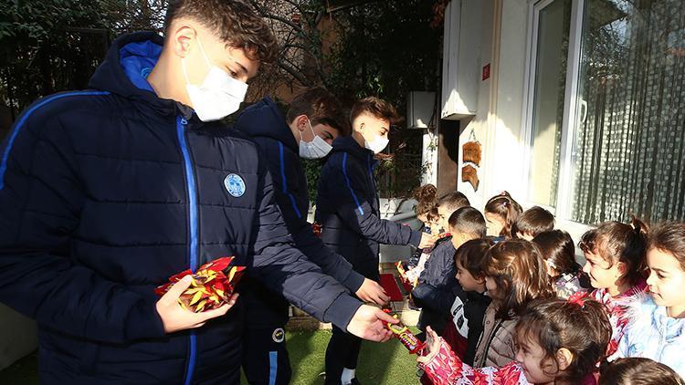 Fenerbahçeli genç futbolcular, Ahmet Çalıkın anısına çocuklara çikolata dağıttı