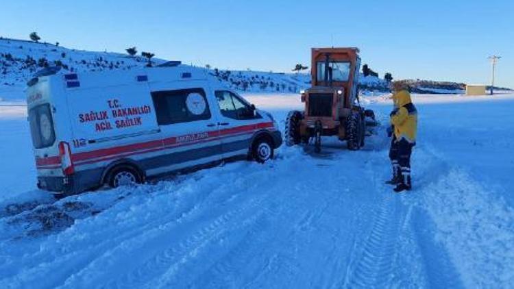 Karda mahsur kalan ambulansı karayolları kurtarıldı