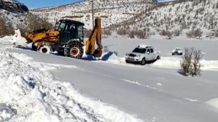 Ekipler yolu açtı; yardım isteyen 2 hasta ambulansla hastaneye ulaştırıldı