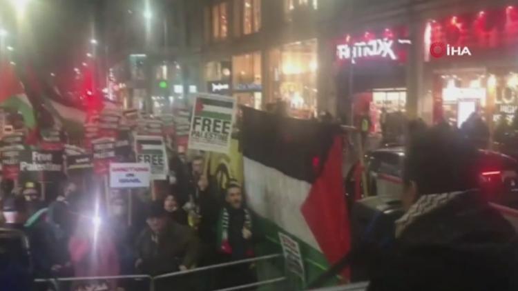 İsrailin Londra Büyükelçiliği önünde Şeyh Cerrah protestosu