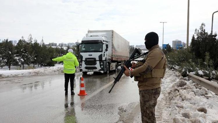 Gaziantep’te sıkı denetim: Kış lastiksiz ve zincirsiz araçla otoyola girişe izin yok